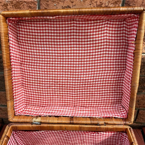 Vintage Large Square Wicker Picnic Basket with Gingham Fabric Lining - Picture 7 of 10